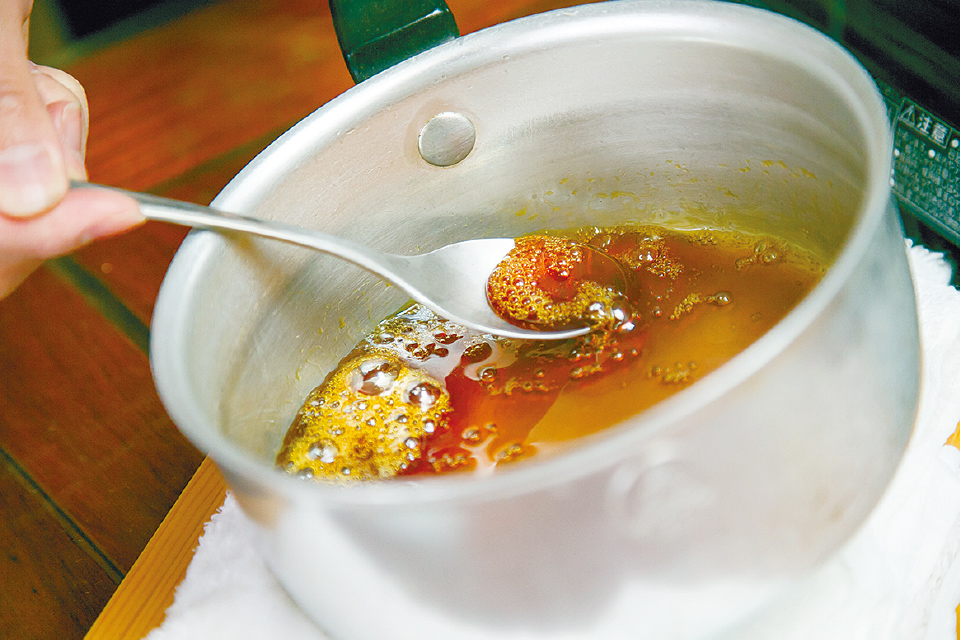 鍋に砂糖と水を入れ、混ぜて溶かす