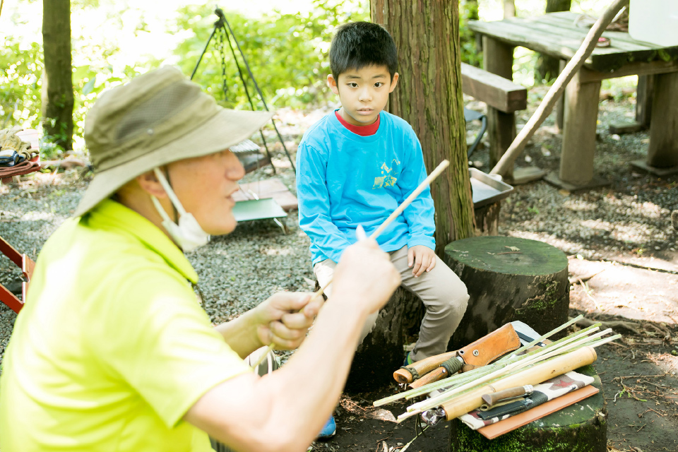 森を管理する田島司生さんが、子どもたちに竹串作りを教えてくれました