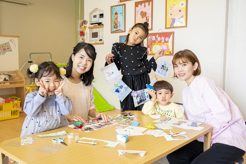 スクラップブッキングに挑戦したキャロットスタッフの親子。左から山口凜(りん)ちゃん(4)、夏実さん、江副咲空(さくら)ちゃん(6)、晴(はる)くん(4)、梨恵さん