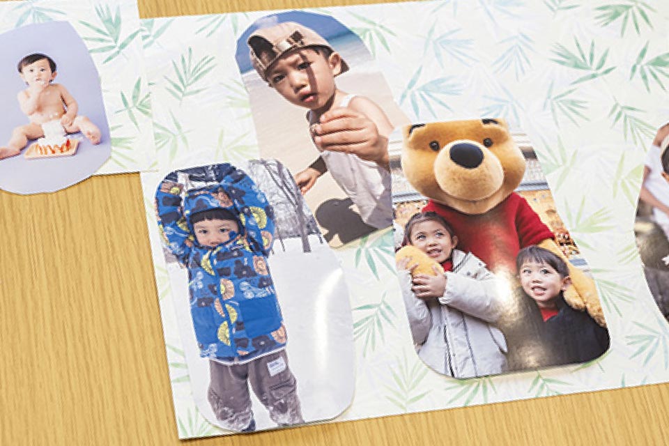 まずはメイン写真の場所を決め、残りの写真や好みの装飾品などを画用紙の上に仮置きしてレイアウトを決める。