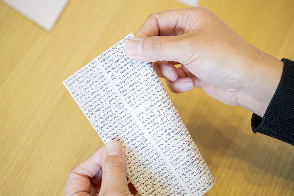 折り紙をそろえて半分に折る。