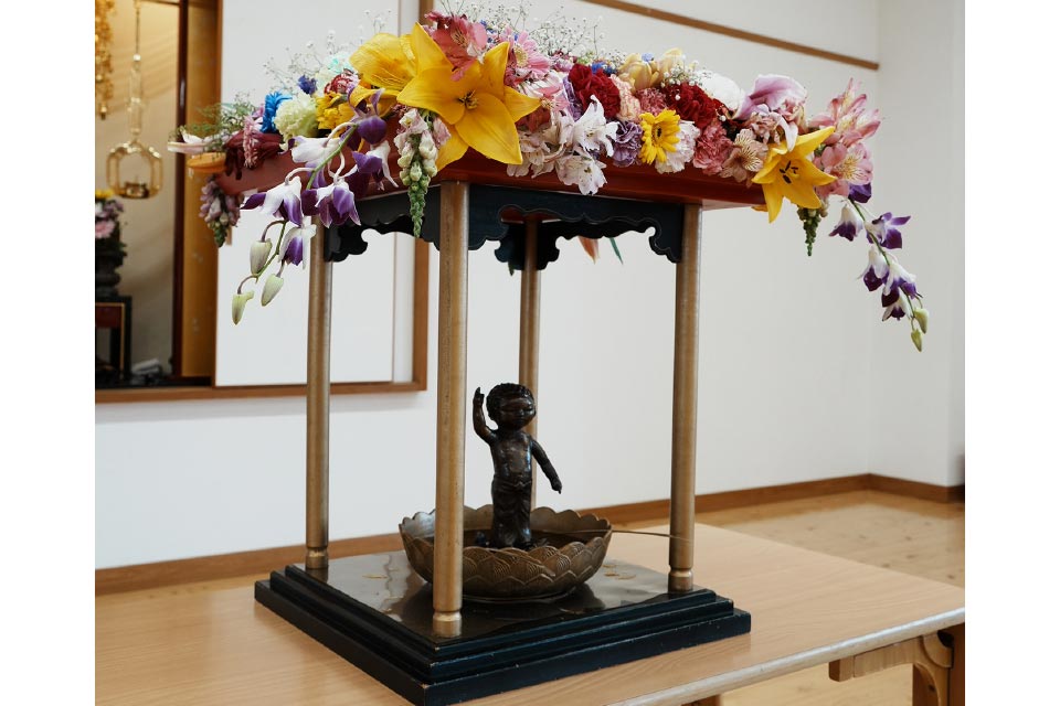 この日は、お釈迦(しゃか)様の誕生日を祝う仏教行事「花まつり」でした♪