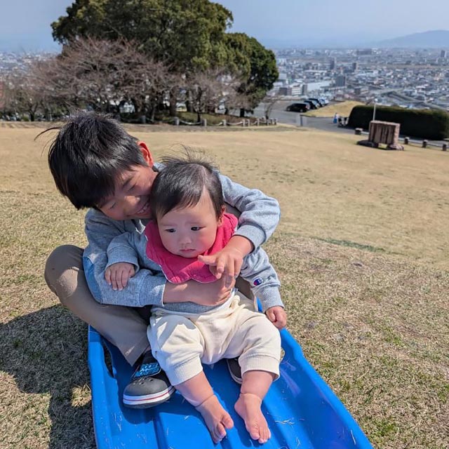 公園で仲良く遊ぶ歩くんと莉子ちゃん。家族との時間を大切にしています