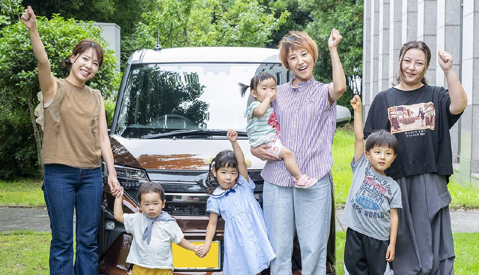 左からキャロットスタッフの山口夏実さん、瞬くん(2)、凛ちゃん(4)、山田美瑠ちゃん(1)、美紅(みく)さん、立山日々來(ひびき)くん(5)、靖子さん/車両提供:熊本ダイハツ販売