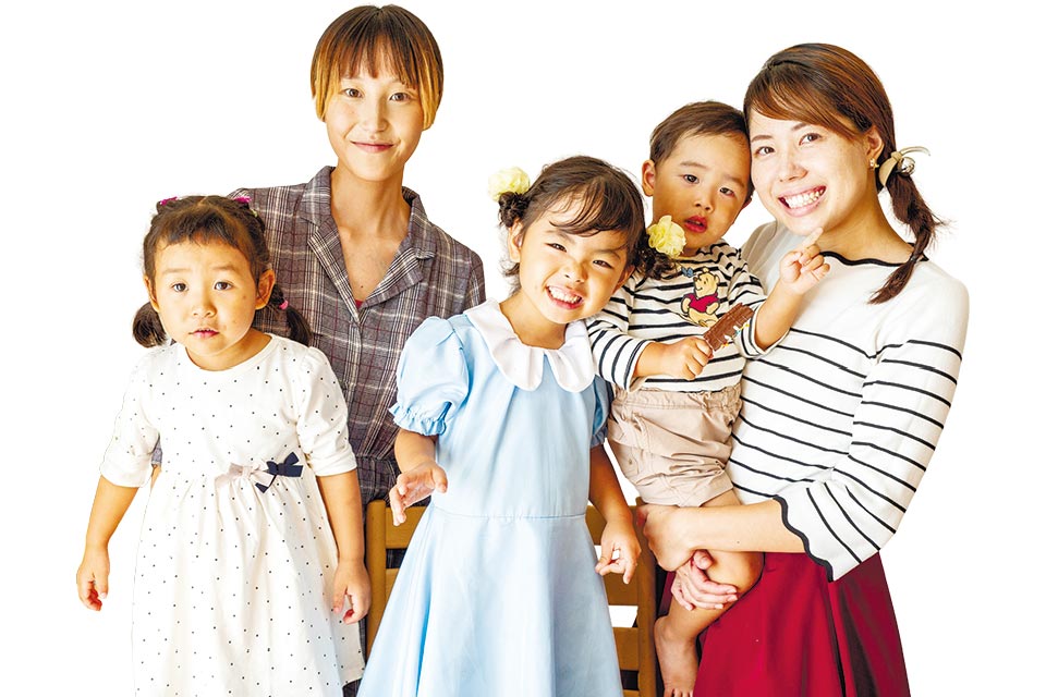 左から山田美虹ちゃん(4歳)、美紅さん、山口凛ちゃん(4歳)、瞬くん(2歳)、夏実さん