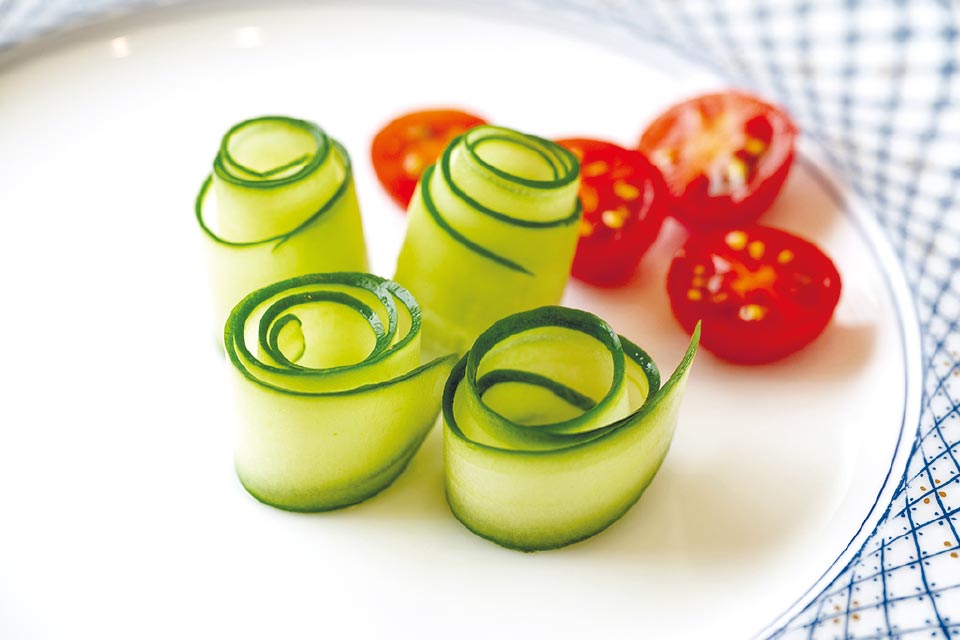 キュウリをくるくる巻いたり、トマトやパプリカなどカラフルな野菜をバランスよく置いたりしてみよう