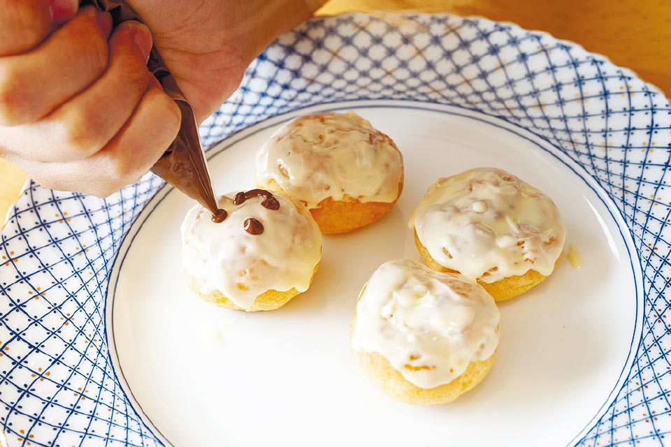 チョコレートで模様を描くときは、厚手のビニール袋を活用すると便利