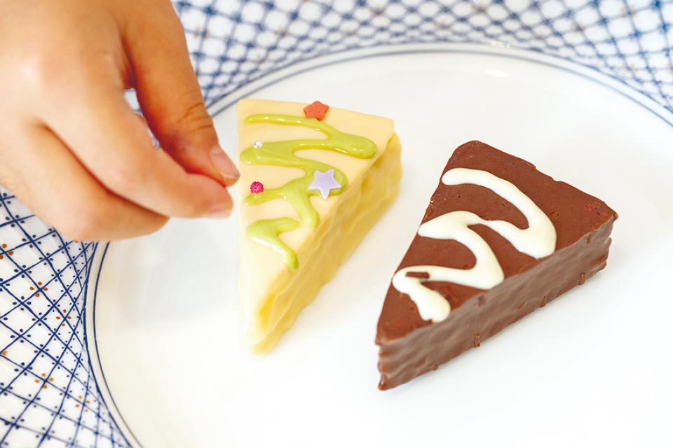 デコレーション素材はサイズが小さく扱いが難しいので少しずつかけてみよう