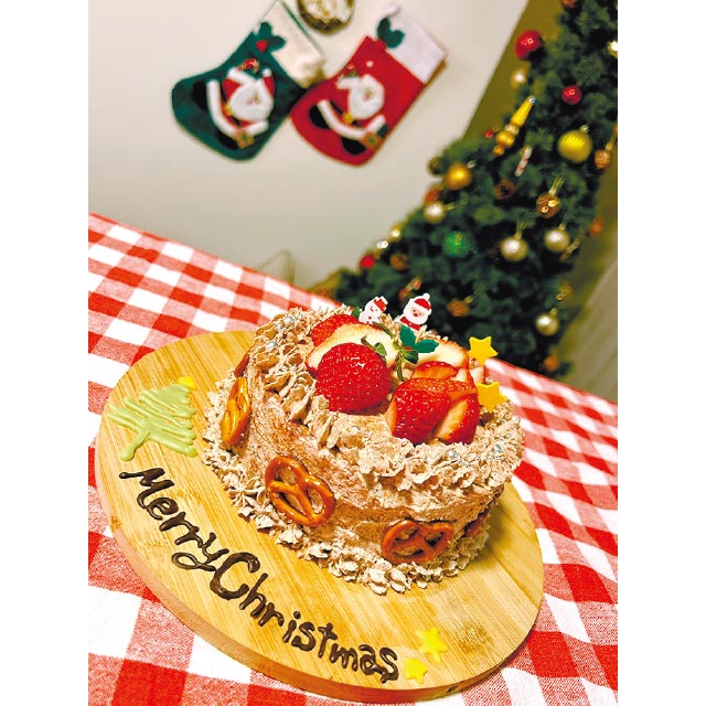 市販のケーキに100円ショップのクリスマスのピックを刺し、皿の空いたところにMerry Christmasの文字とツリーをチョコペンで描くだけ