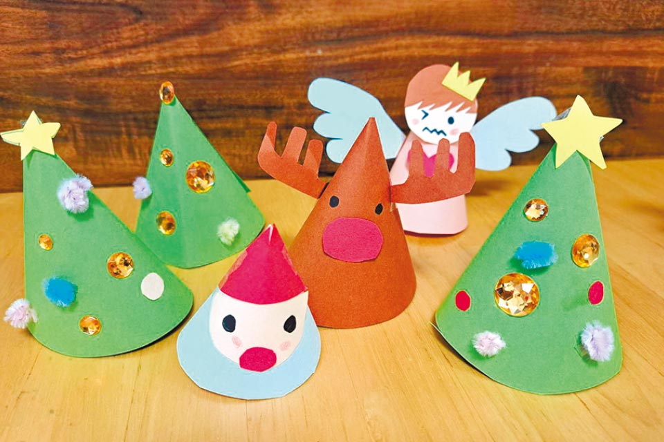 色画用紙で円すい形を作って顔を付ければ、いろいろなモビールが完成