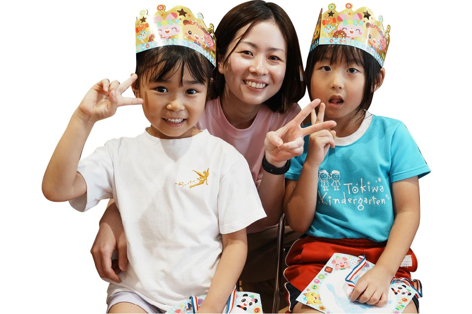 給食の前に、園児のお誕生会が開かれていました。
大好きな先生と♪