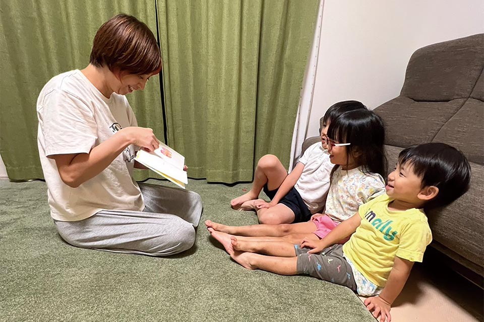 子どもたちは赤ちゃんの頃から絵本に夢中です
