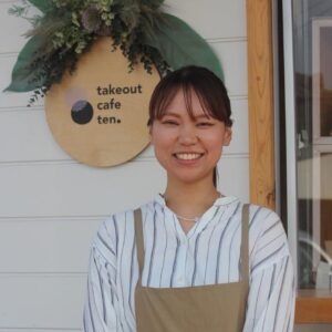 おがた・ゆりかさん（36）熊本市出身。長男出産後、ベビーマッサージ講師などとして勤務。2015年に上益城郡御船町に移住し、創業スクールで学びながら、飲食店で経験を積み、23年にテイクアウトカフェ「ten.」を開業。現在、夫の健太さん（36）と佑翔くん（18）、想真くん（10）、伊織くん（3）と5人暮らし。
