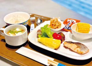 「和・洋朝食」（各880円）や、「卵かけご飯」（550円）の他、「キッズ朝食」（写真550円）もあり、親子で楽しめます