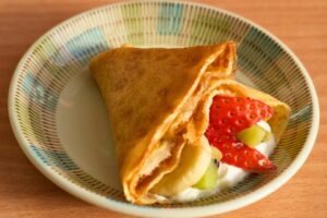 彩りが映える、やさしい甘さのクレープ。フルーツは刻むことで、より食べやすくなりますよ。